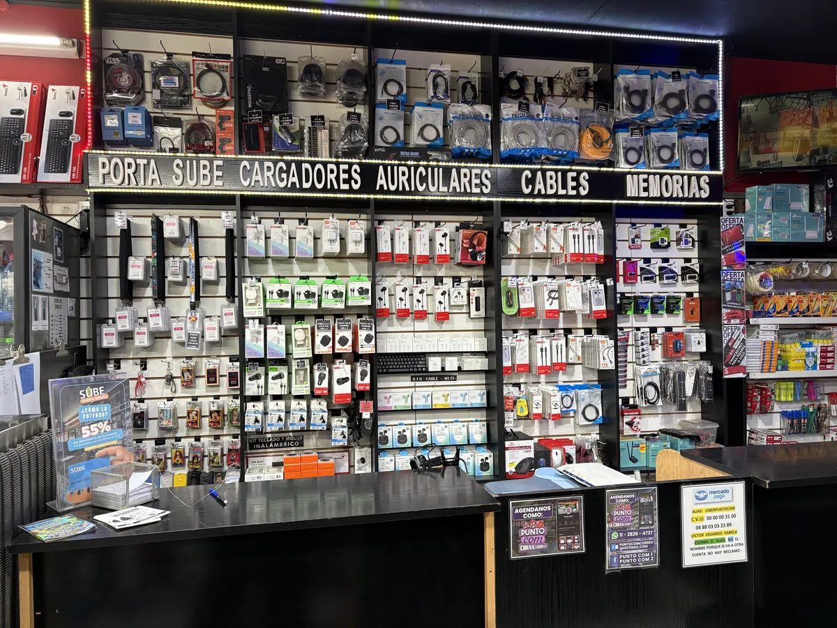 Estantería completa de accesorios de PUNTO COM: SUBE, cargadores, auriculares y cables