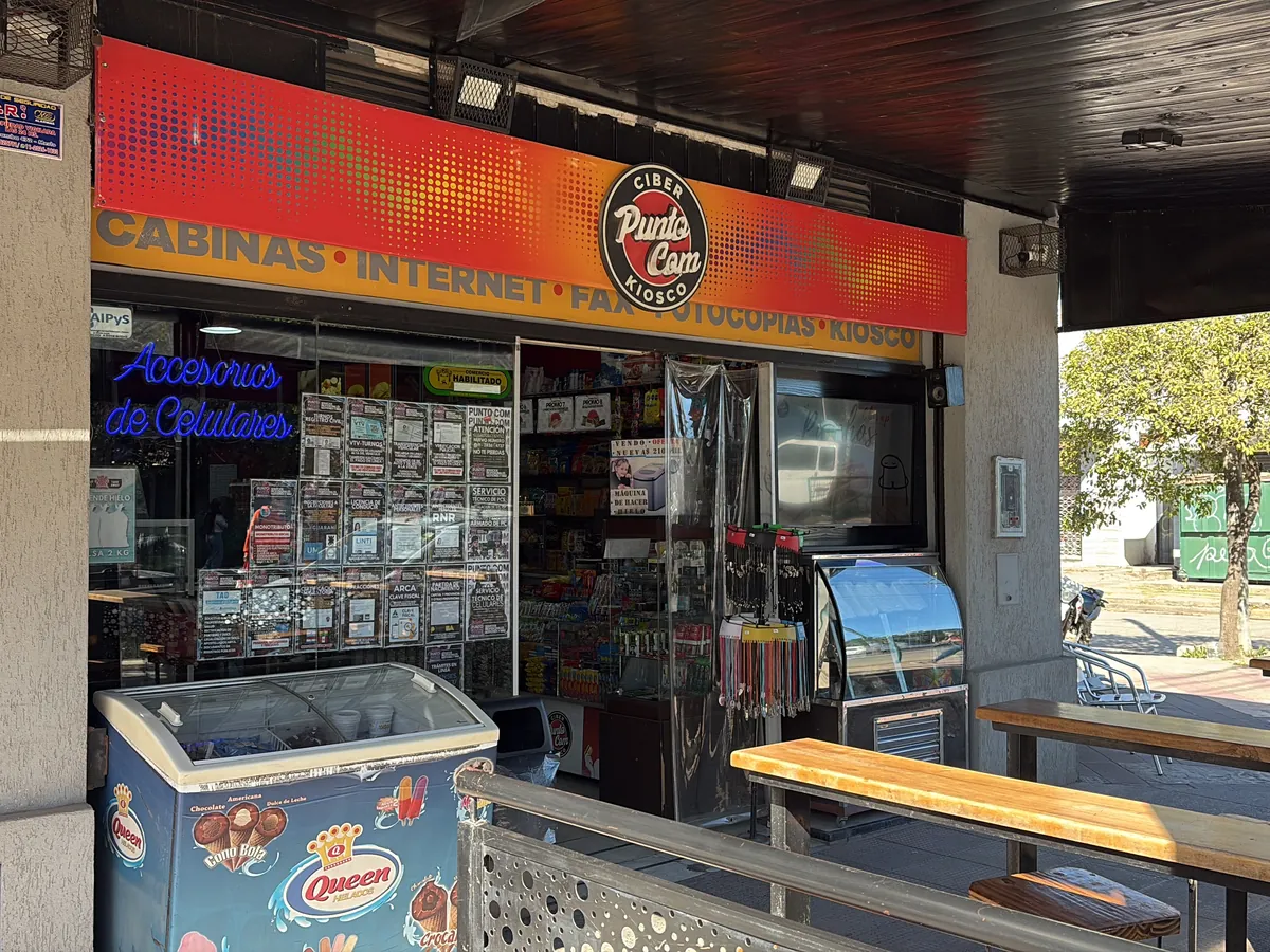 Frente del local de PUNTO COM, Ciber y Kiosco, en Mariano Acosta