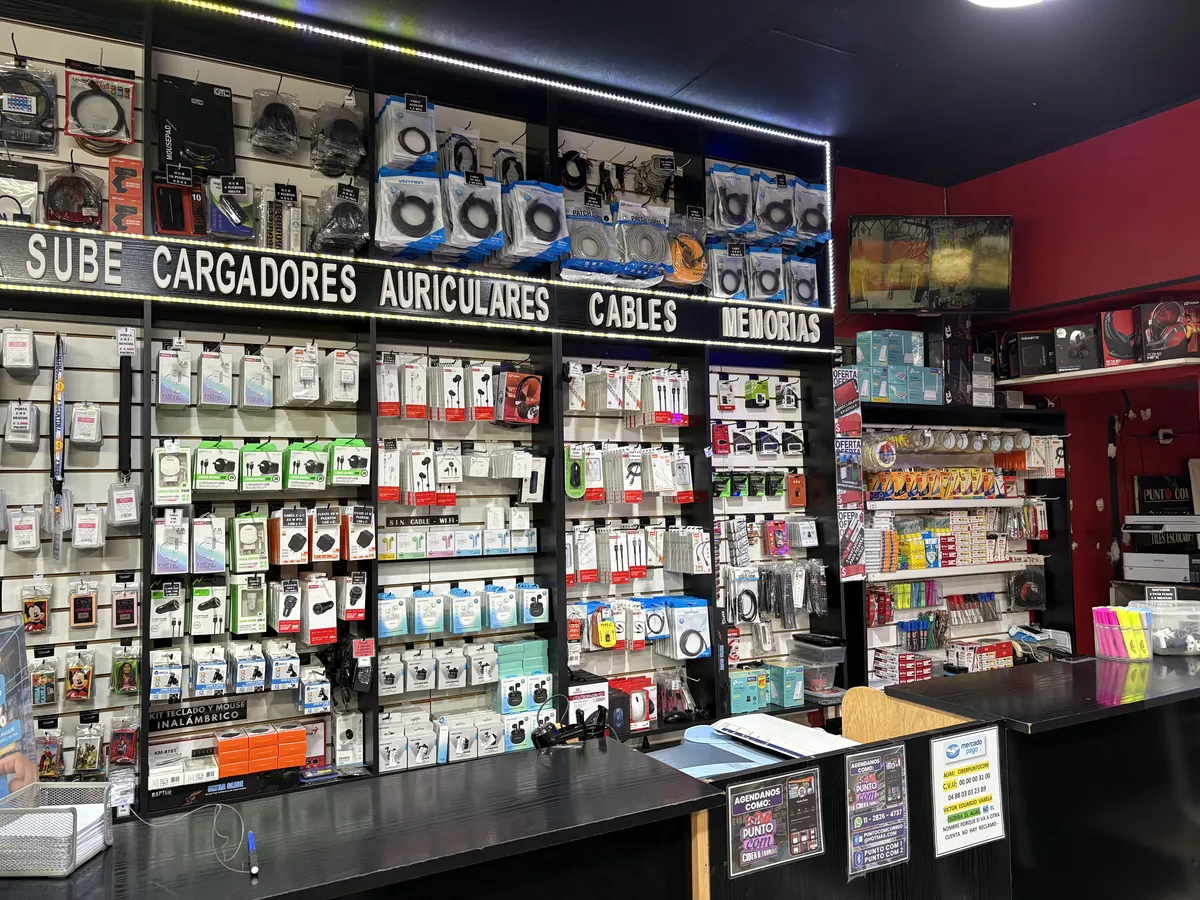 Interior del local de PUNTO COM