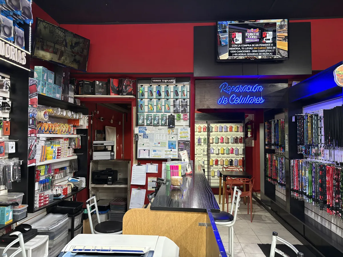 Sector de reparación de celulares dentro del local de PUNTO COM